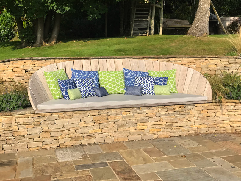 Amixture of plain and patterned babric outdoor cushions can create a fresh and modern look.